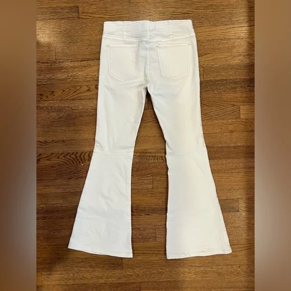 Free People - Pull-On White Flare Jeans - Size 28 - Picture 5 of 7